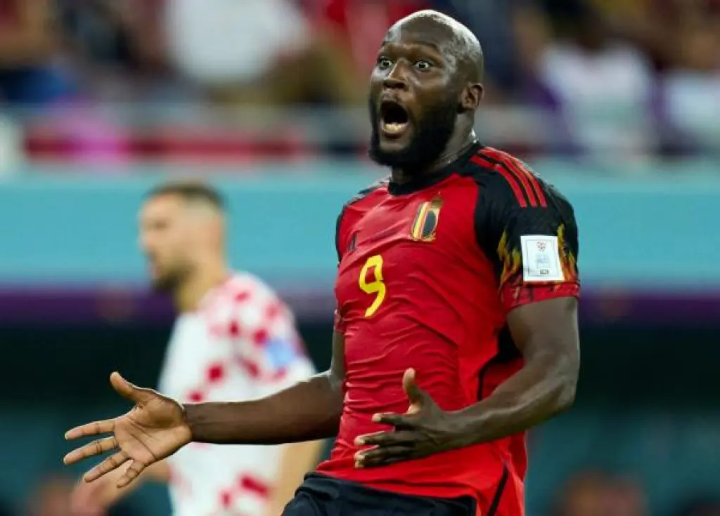 بعدما أهدر أغرب فرص بالمونديال .. لوكاكو ينفعل ويُحطم زجاج الملعب (فيديو)