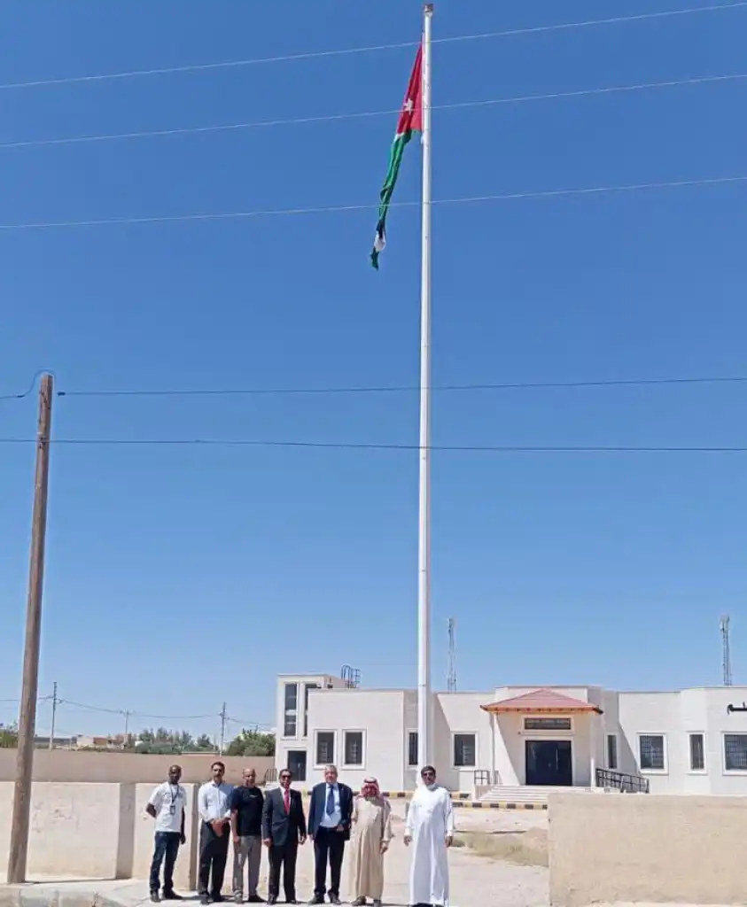 اطلاق أطول سارية علم في البادية الجنوبية ( صور )