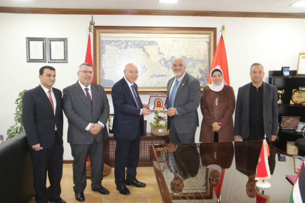 جامعة مؤتة توقّع مذكرة تفاهم مع جمعية الأطباء الأردنيين الأميركيين لتعزيز التعاون الأكاديمي والطبي.