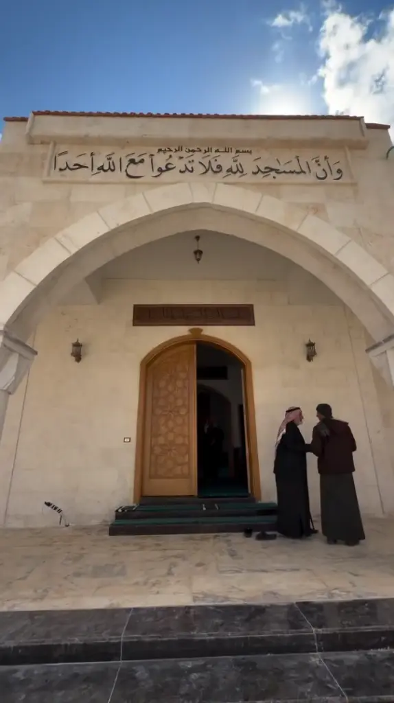 شاهد قبر الخليفة الأموي عمر بن عبد العزيز رحمه الله في دير شرقي بإدلب بعد حرقه .. فيديو