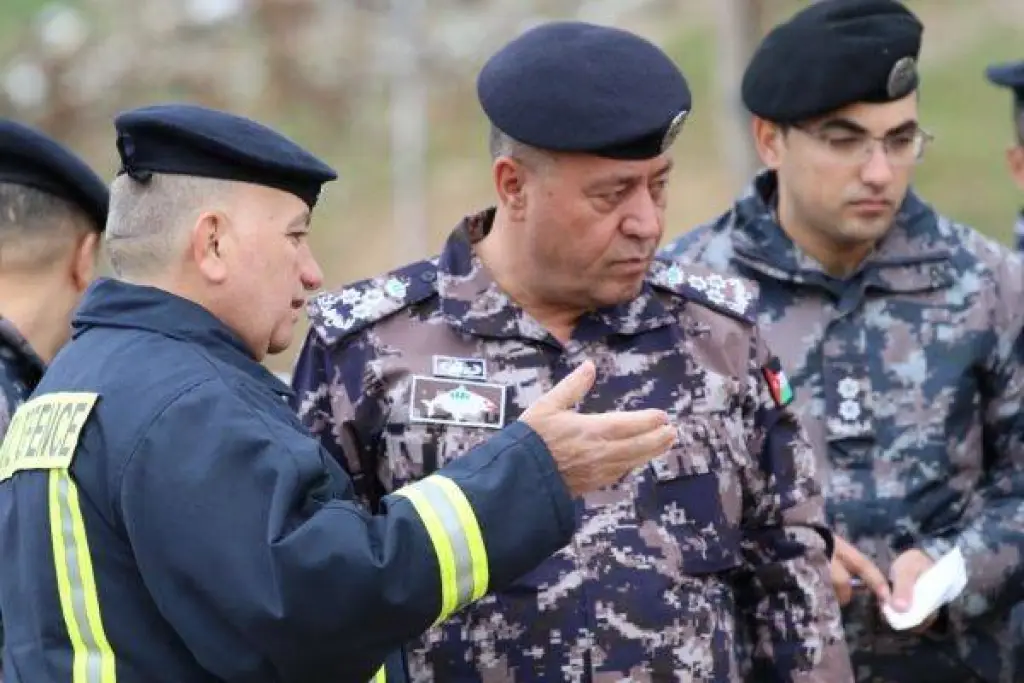 شاهد بالفيديو والصور.. الدفاع المدني: البحث والتفتيش عن الشاب العشريني الذي جرفته المياه في سيل  بالزرقاء مستمر