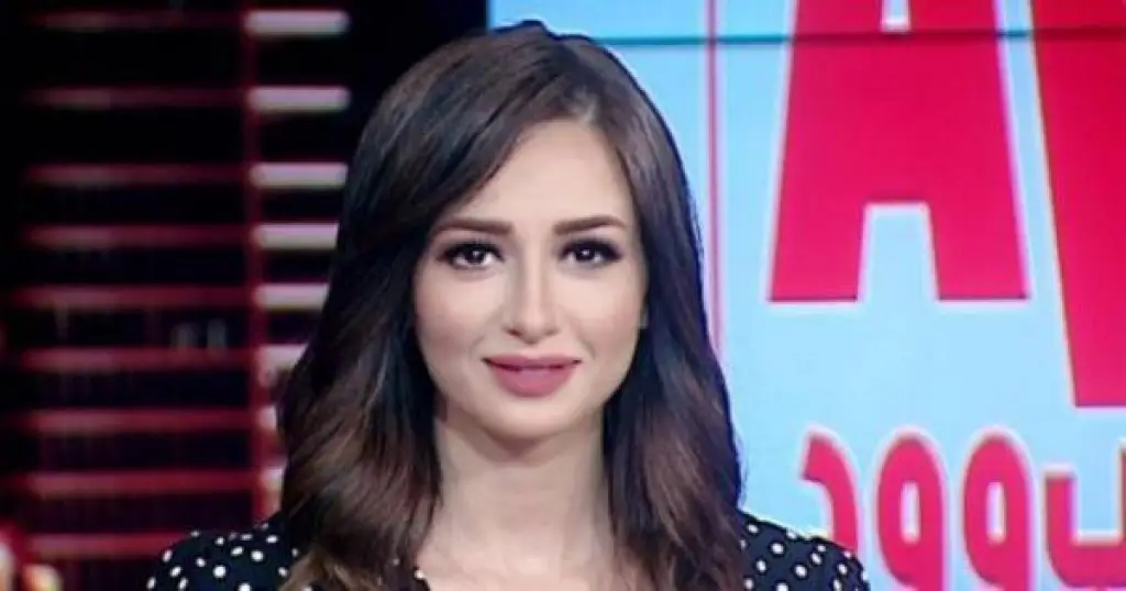 مذيعة تقدم وصلة عزف طبلة على الهواء مباشرة (فيديو)
