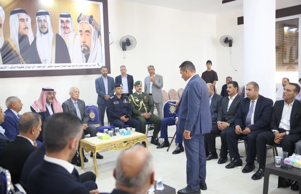مندوبا عن الملك وولي العهد.. العيسوي يعزي عشيرة البقور