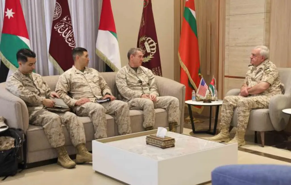 الحنيطي يستقبل قائد قوات مشاة البحرية في القوات المركزية الأميركية