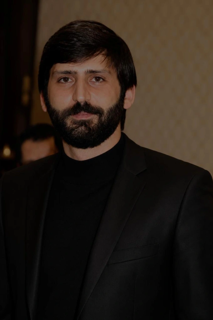 الشاب  مجحم محمد عقاب أبو رمان… اسمٌ يحمل إرثاً، وشابٌ يصنع حضوره