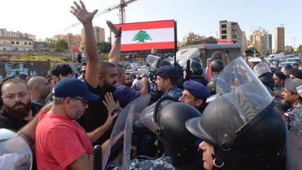 عاجل :فيديو : اشتباكات بين المتظاهرين  و رافضي التظاهرات  في  لبنان والامن  يتدخل عبثا