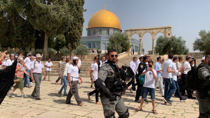 متطرفون يهود يقتحمون المسجد الأقصى وادوا طقوسا تلموذيه في باحاته
