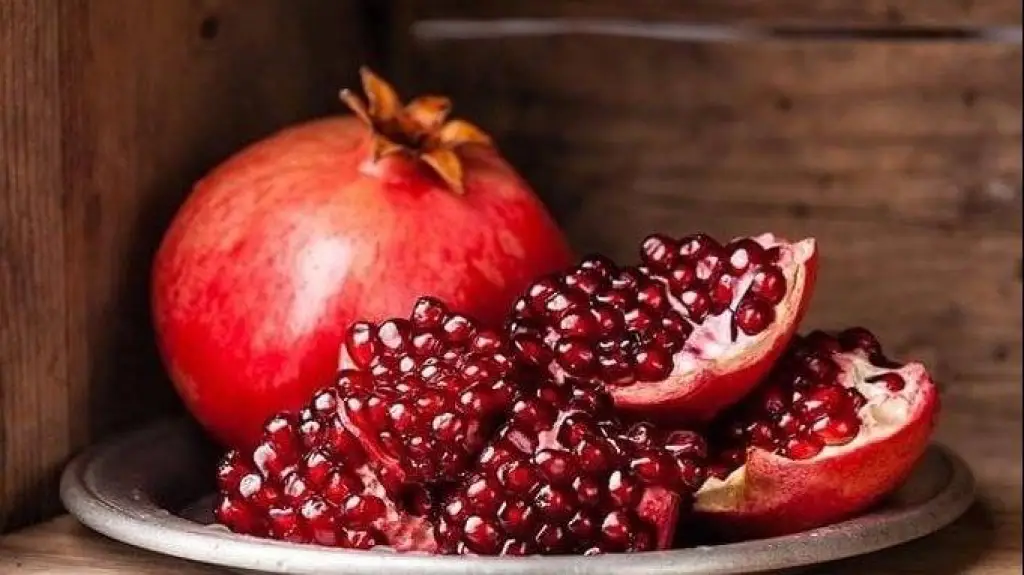 مضاد للأكسدة والسرطان.. ماذا يحدث للجسم عند تناول الرمان يوميًا؟
