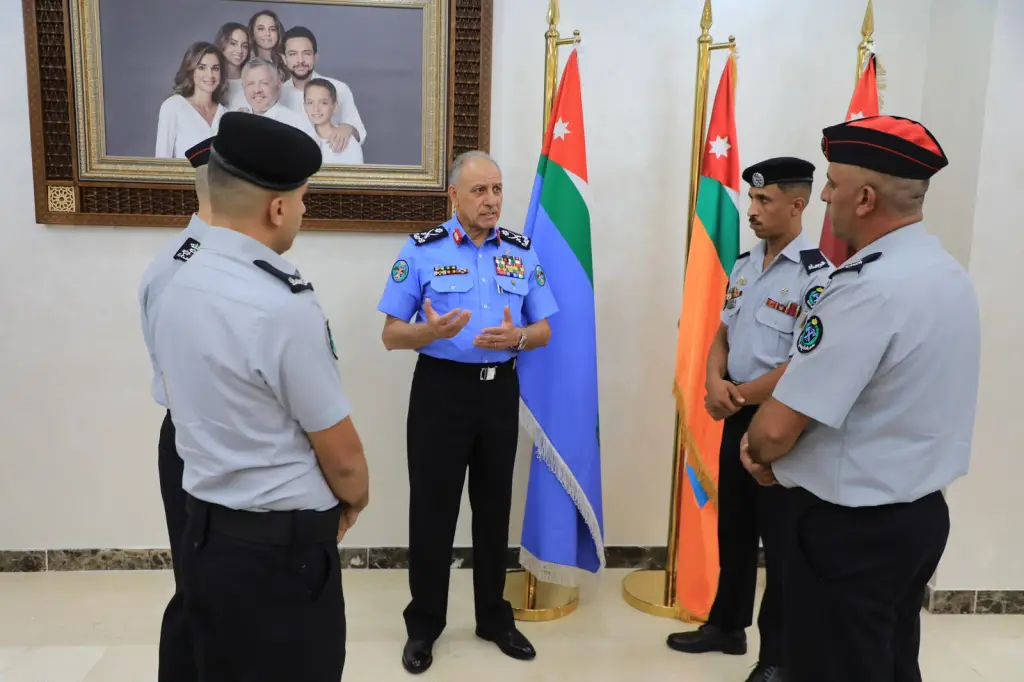 المعايطة  يكرّم غطّاسي الدفاع المدني الذين تمكنوا من العثور على قدم مواطن عربي تعرّض لحادث في خليج العقبة وأسهموا  في إنجاح إعادة زراعتها