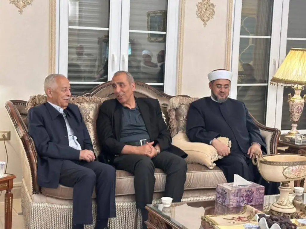 مندوبا عن الملك وولي العهد.. العيسوي يعزي  عشيرة العربيات/ الحمود/  وآل الحلبي ( صور)