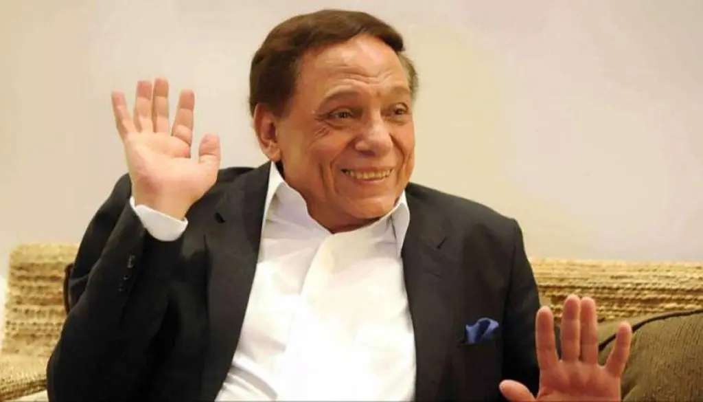 الزعيم يواجه الكاميرا بلا دور مكتوب.. مشروع جديد يعيد عادل إمام إلى الواجهة