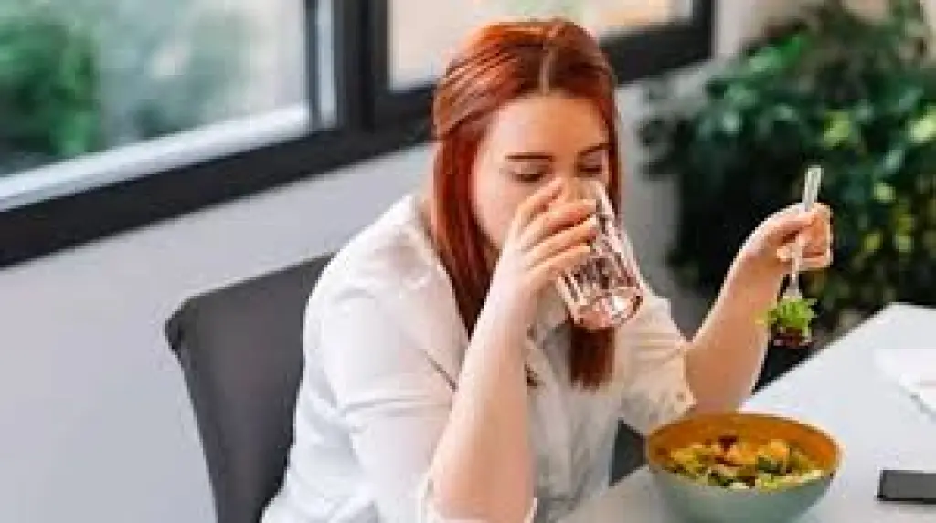 هل يزيد شرب المياه أثناء تناول الطعام الوزن حقا؟ الخبراء يجيبون