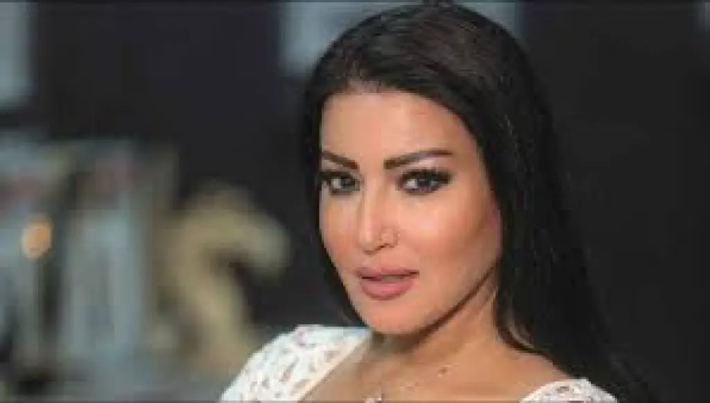 سمية الخشاب ترد على هجوم هاني البحيري بشأن ملابسها وعمرها الكبير