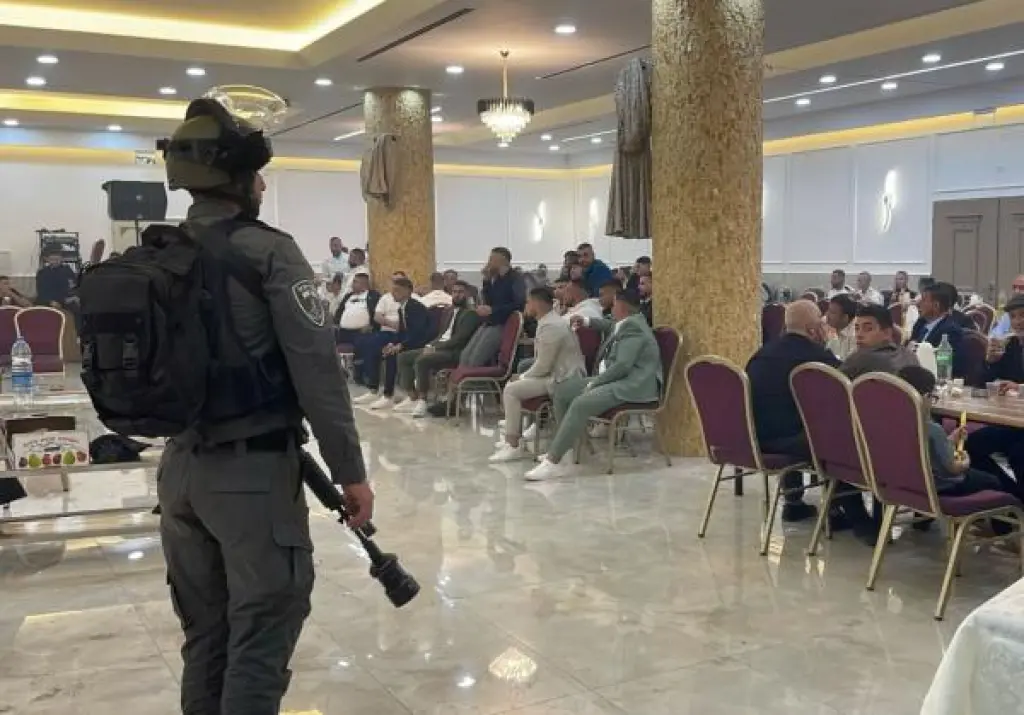 قوات الاحتلال تقتحم قاعة أفراح في العيزرية وتعتدي على المدعوين