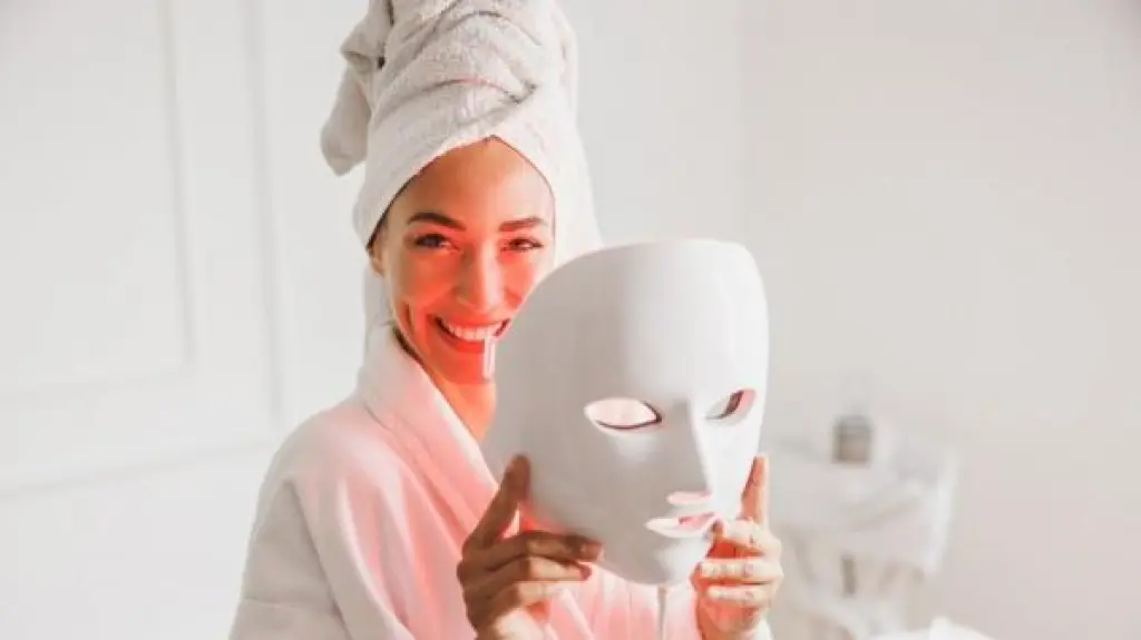 أقنعة الوجه (LED) .. تقنية تجميلية تساعد على تجديد رونق البشرة
