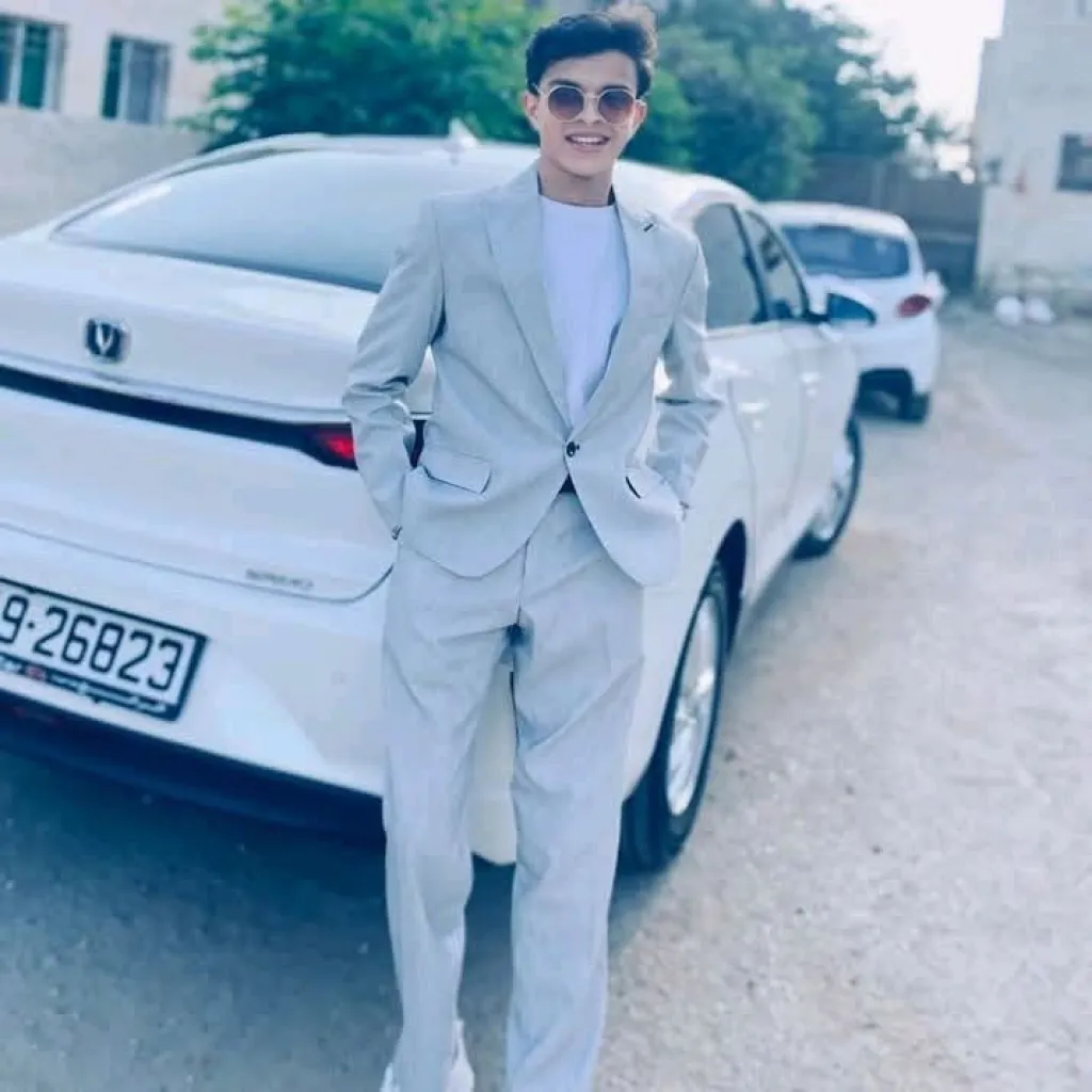 محمد الكعابنه وعائلته يهنئون النسيب مأمون المسعود بنجاح نجله زيد بالثانويه العامه