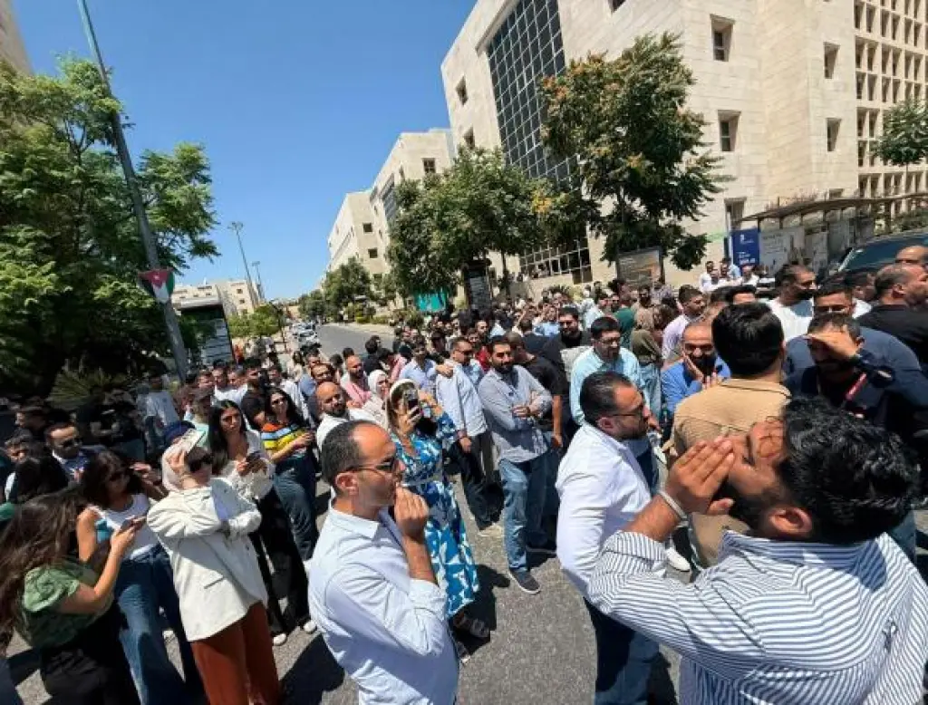 موظفو مجمع الأعمال يحتجون على رسوم مواقف المركبات
