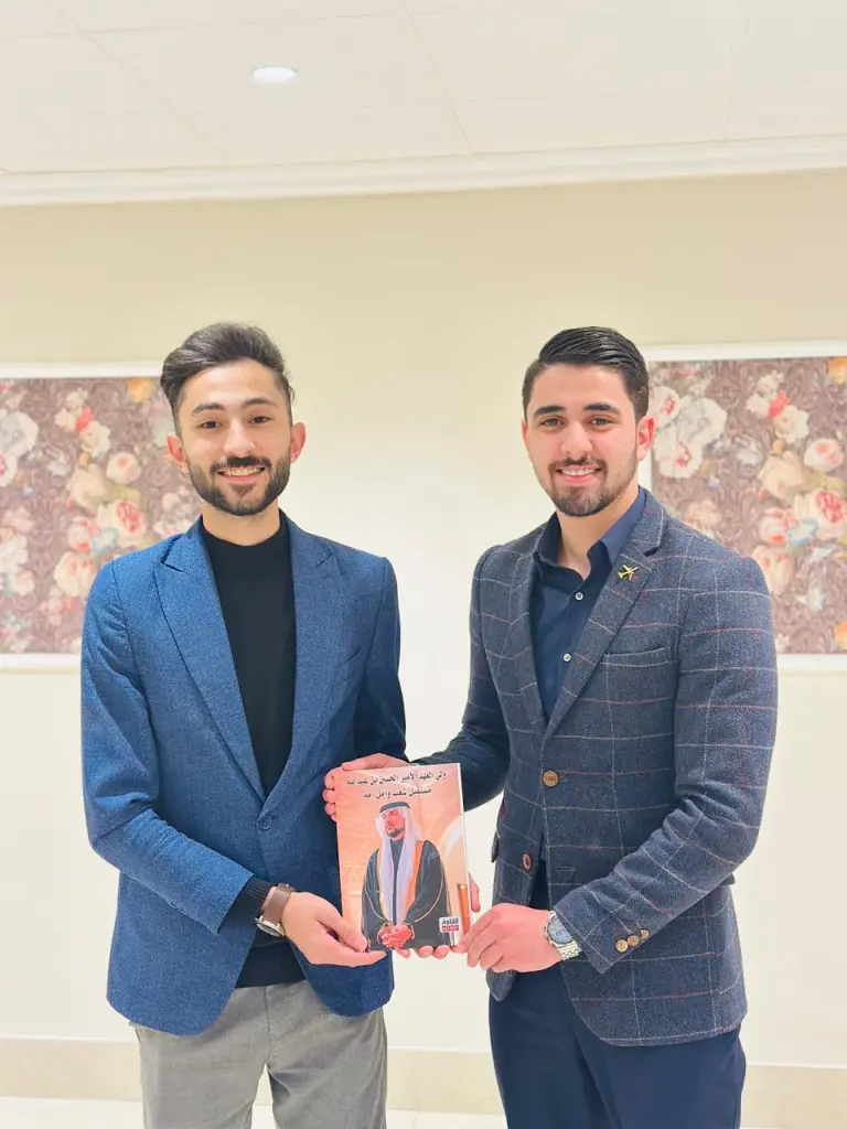 أبو عنقور يسلّم كتاب ولي العهد «مستقبل شعب وأمل أمة» الذي  أصدرته  القلعة نيوز للناشط أسامة الزعبي
