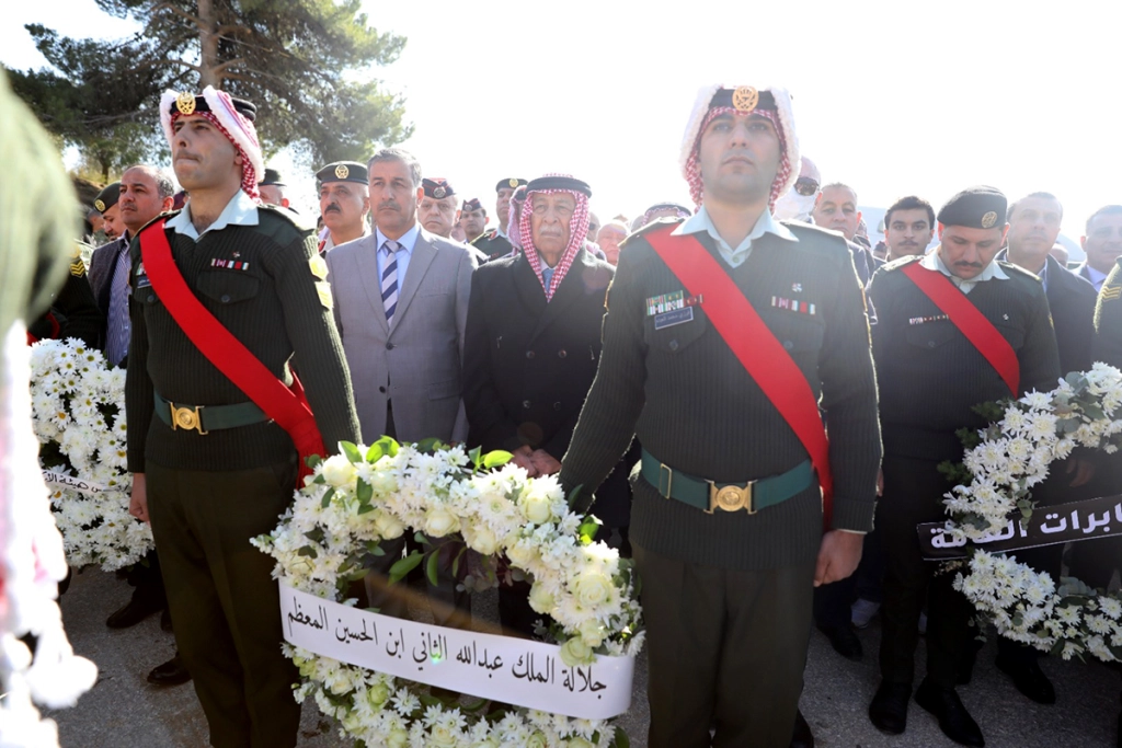 مندوبا عن الملك وولي العهد.. العيسوي يشارك في تشييع جثمان رئيس الوزراء الأسبق علي أبو الراغب
