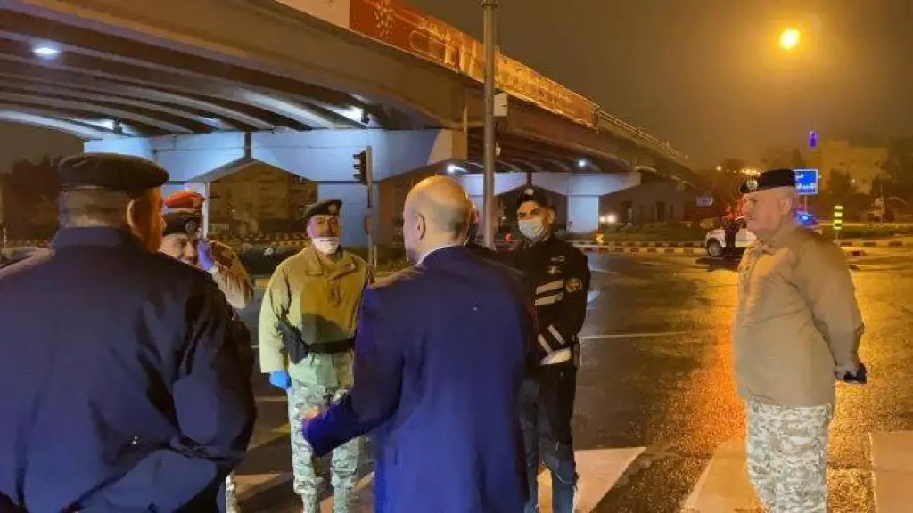 شاهد بالفيديو  والصور ...جولة ميدانية لرئيس الوزراء وزير الدفاع يرافقه رئيس هيئة الأركان المشتركة ومدير الأمن العام
