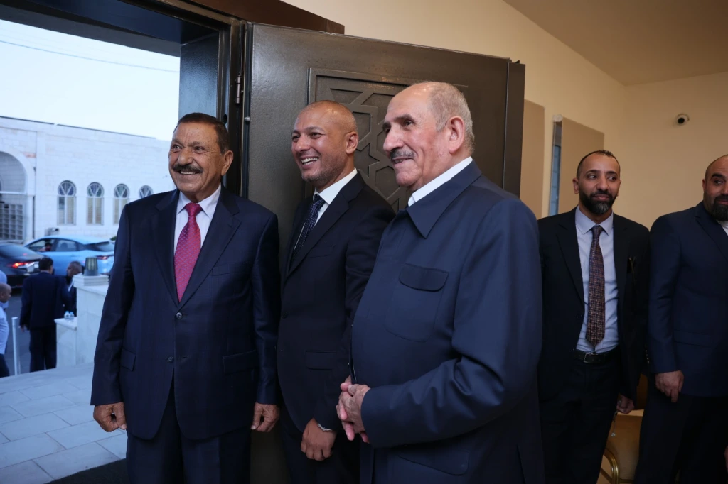 الذنيبات واللوزي نسايب ... معالي الذنيبات طلب والباشا اللوزي أعطى ( صور )