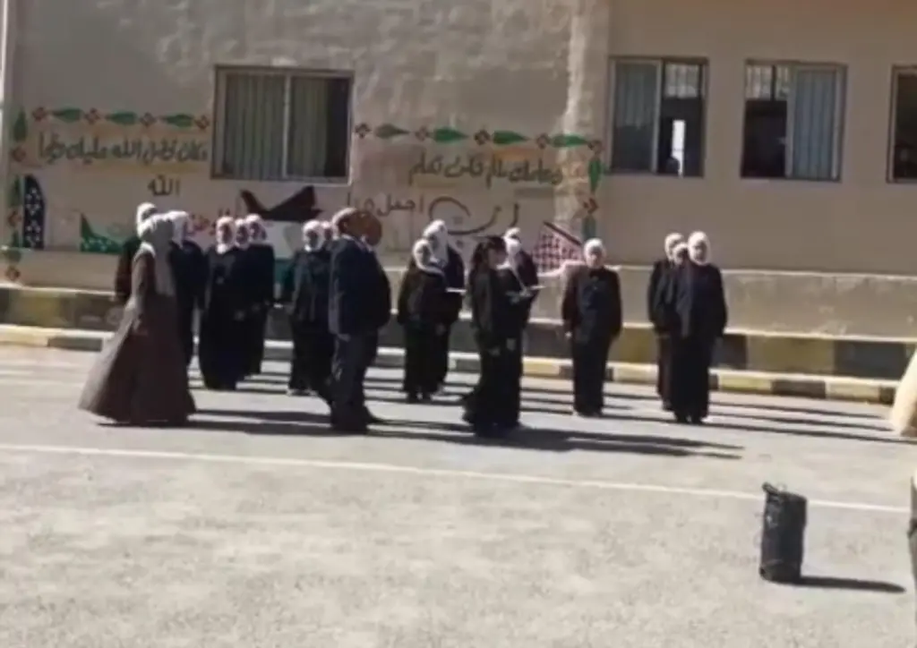 الطالبة جنى حسام الحيصة أصغر قائد مراسم عسكرية ( فيديو )