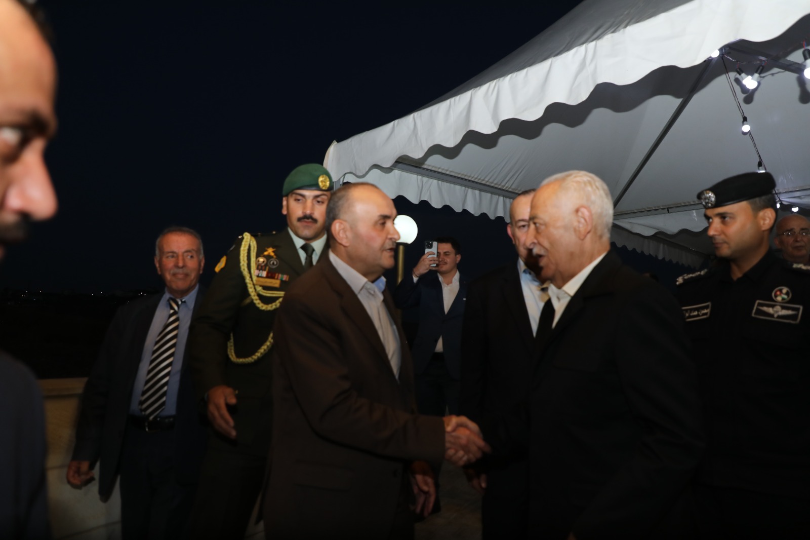 مندوبا عن الملك وولي العهد.. العيسوي يعزي عشيرة الوشاح