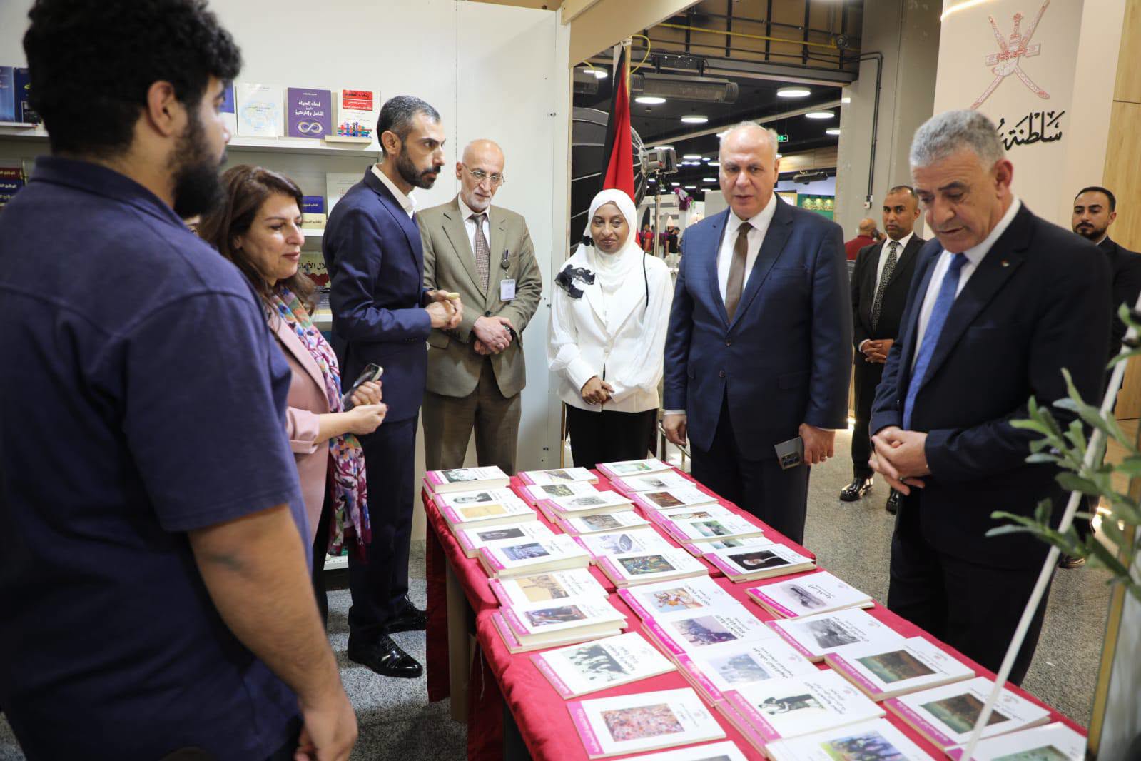 وزير الثقافة الفلسطيني يزور معرض عمّان الدولي للكتاب