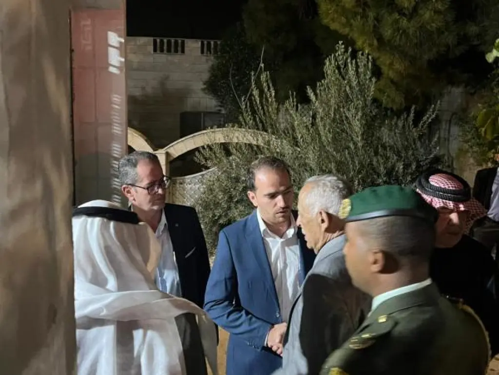 مندوباً عن الملك وولي العهد .. العيسوي يعزي عشيرة الكلوب