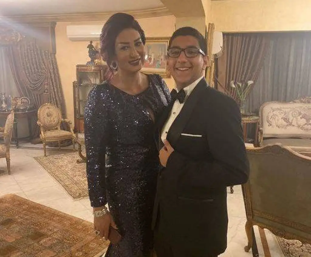 بالفيديو: نجل فنانة مصرية مشهورة يرقص شبه عار في الشارع ويثير جدلا