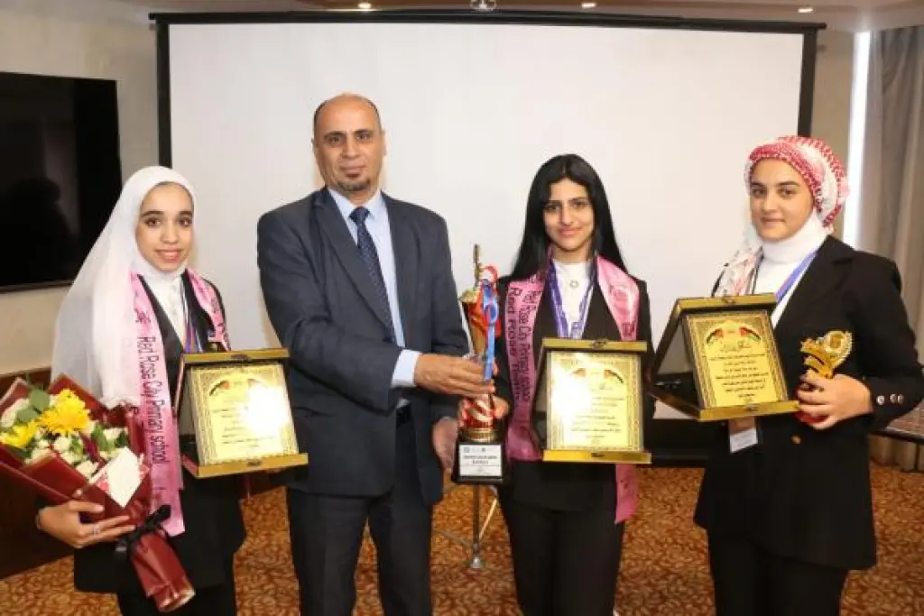 مدير تربية البترا يكرم فريق مدرسة المدينة الوردية لفوزهم بالمركز الثاني عالمياً