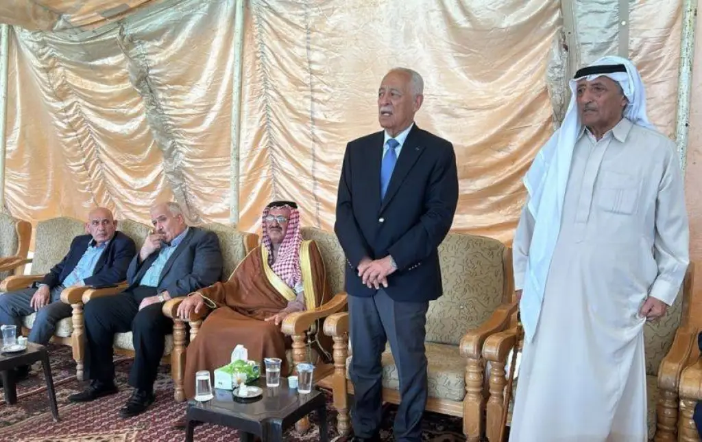 مندوبا عن الملك وولي العهد : العيسوي يعزي عشائر العجارمة/ البسواعير /  ( صور )
