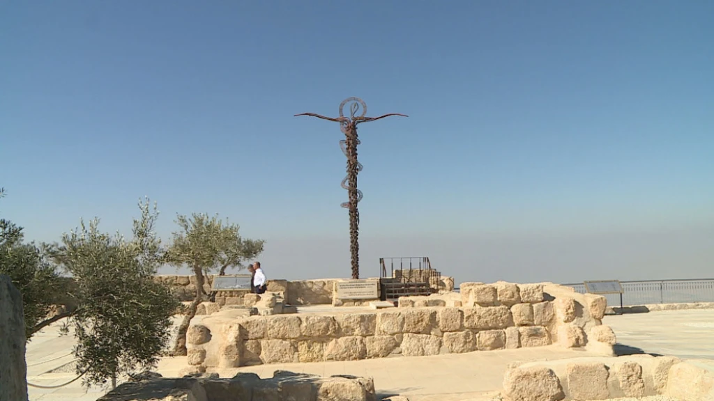 غالبيتهم أجانب.. نحو 107 آلاف زائر لجبل نيبو خلال 7 شهور