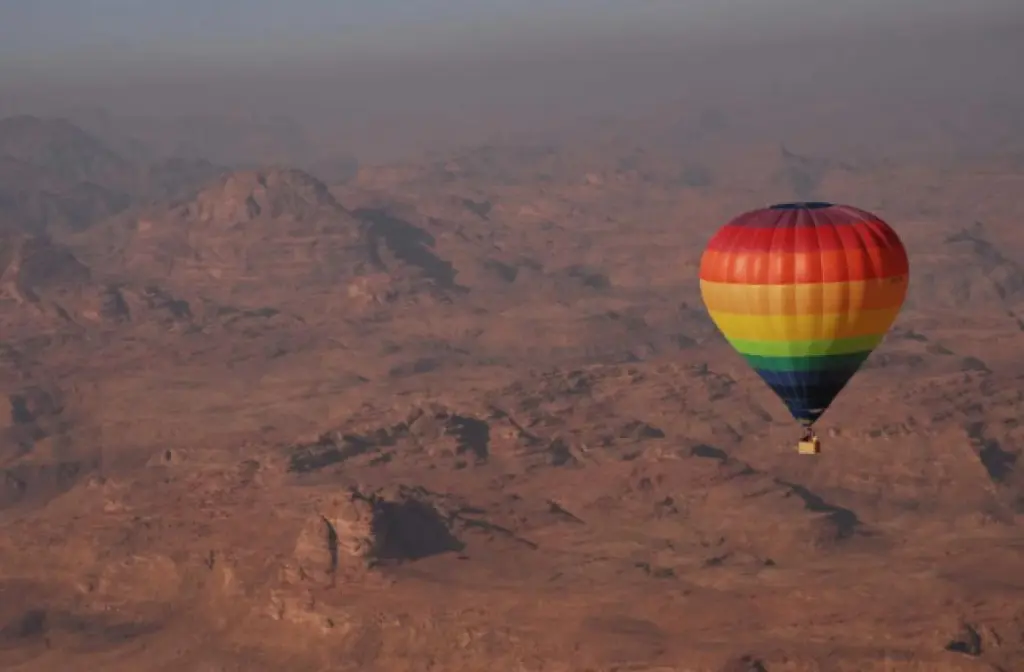 العقبة: توجه لبناء برنامج متكامل لمهرجان مناطيد في رم