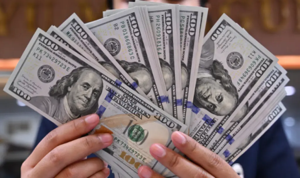 الدولار يتجه لأكبر مكاسب أسبوعية في شهرين