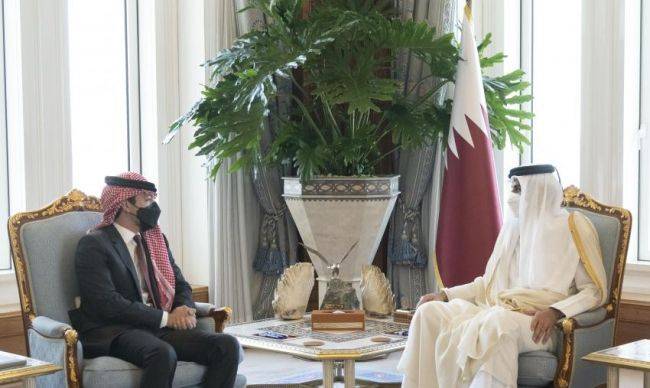 ولي العهد وأمير قطر يبحثان العلاقات الأخوية وسبل تعزيزها