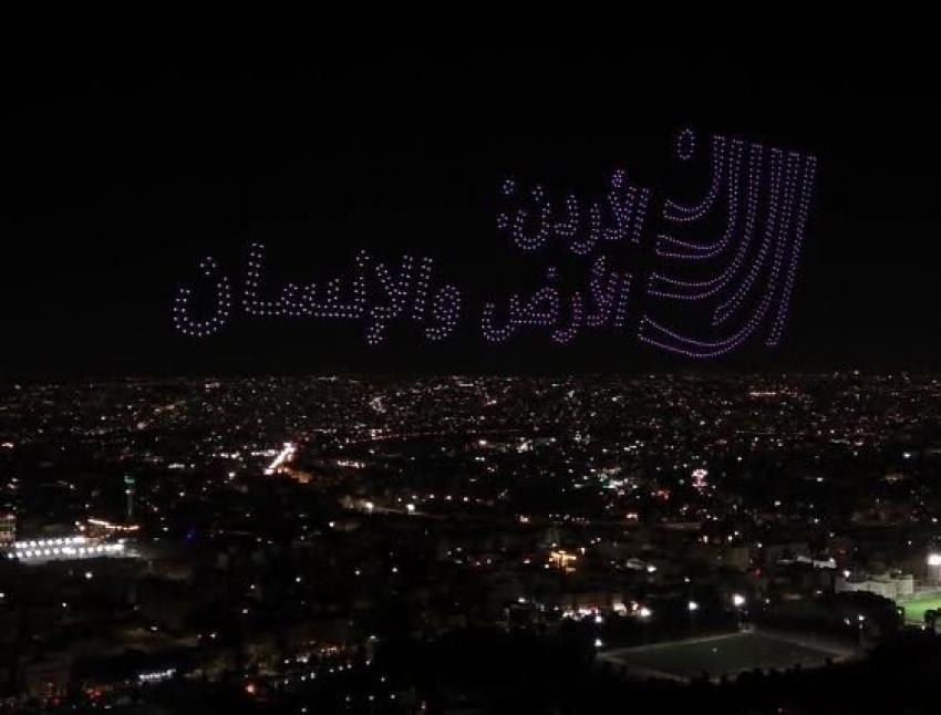 سماء عمّان تتزين بعرض درون يرسم لوحات وطنية (صور)