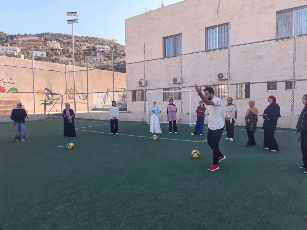 انطلاق برنامج حضور في مركز شباب وشابات عنجرة النموذجي