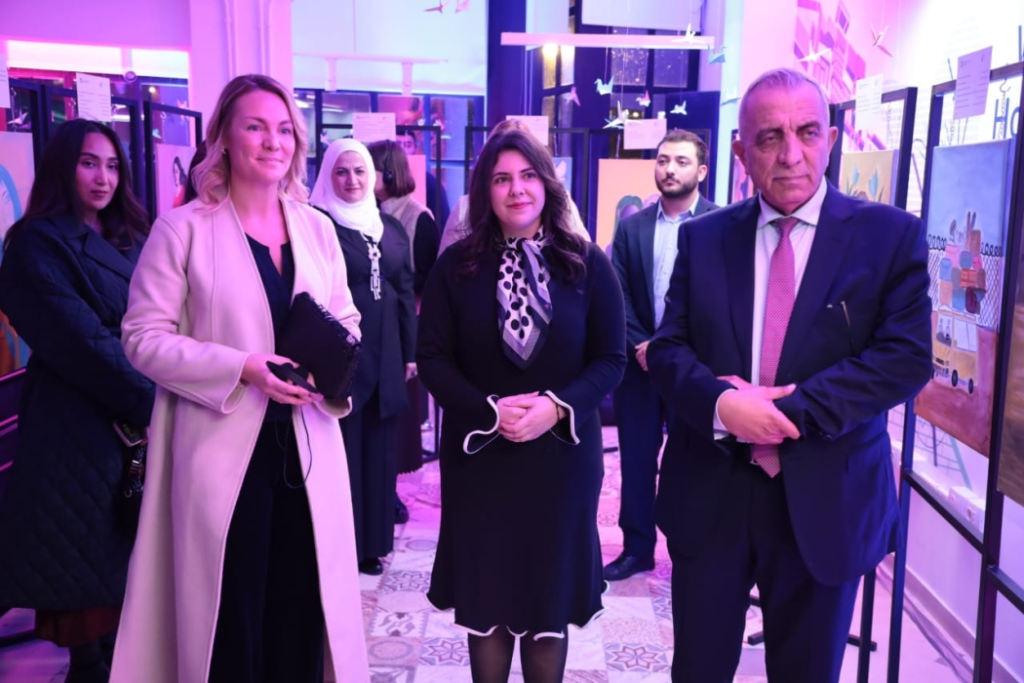 وزير الثقافة يفتتح معرض ما وراء الإطار – فراشي من أجل الحرية ويشيد بإبداع الأطفال والشباب ( صور )