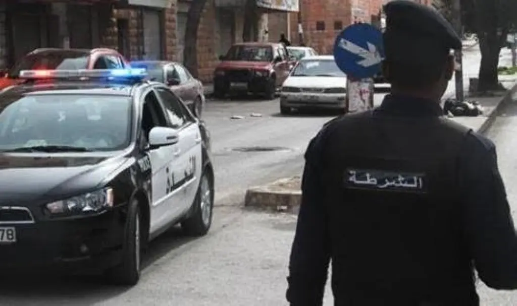 شرطة محافظة مادبا تُثني شخصًا هدّد بالانتحار بعد أن سكب على نفسه مادّة بترولية