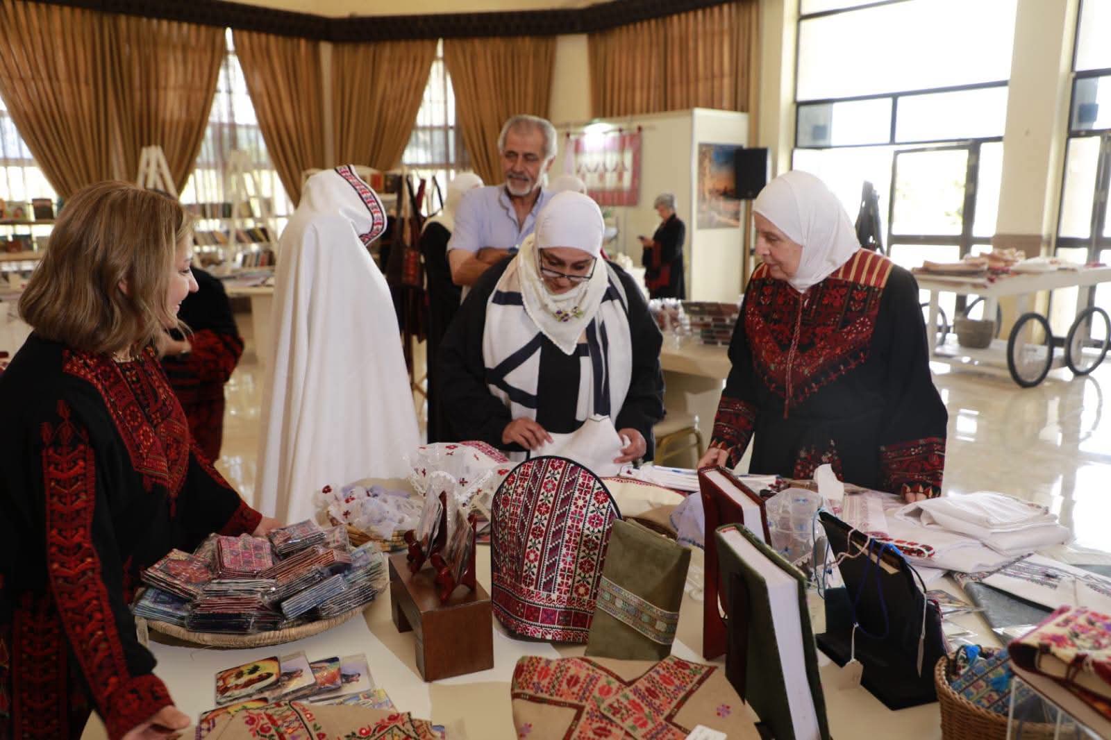 مندوبةً عن الرواشدة .. الشمالية ترعى افتتاح معرض مركز التراث الفلسطيني السادس عشر