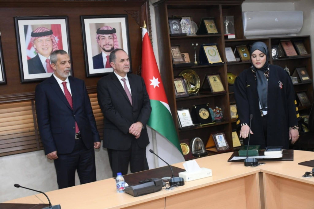 المحامية رهف  قمر  تؤدي اليمين القانونية أمام وزير العدل