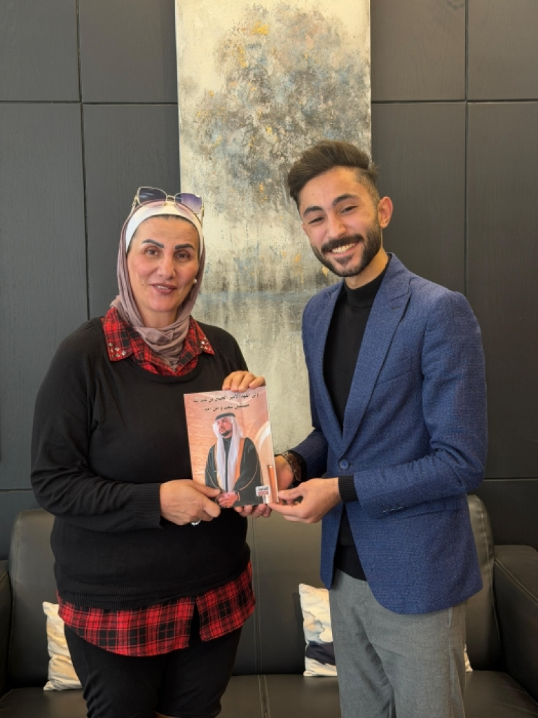 المهندس عمرو أبو عنقور يسلّم كتاب ولي العهد «مستقبل شعب وأمل أمة» الذي أصدرته  القلعة نيوز  الى مُعدّة برنامج «يوم جديد» في التلفزيون الأردني