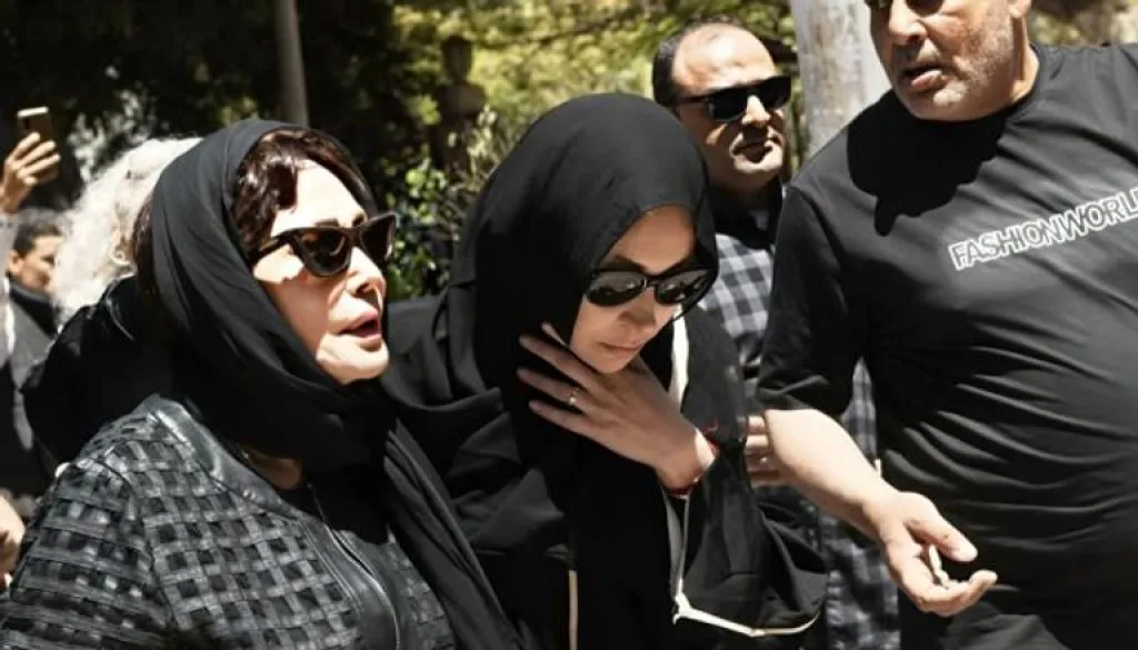 لحظات مؤثرة في جنازة والد منة شلبي بحضور عدد من الفنانين