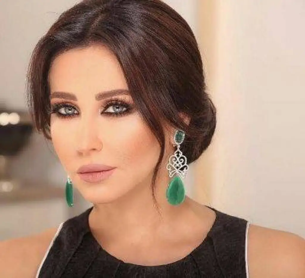 . انتقادات عنيفة لإعلامية شهيرة بعد صورتها قرب الدمار ببيروت .. و ملكة جمال تتدخل .. ما هي الحكاية؟