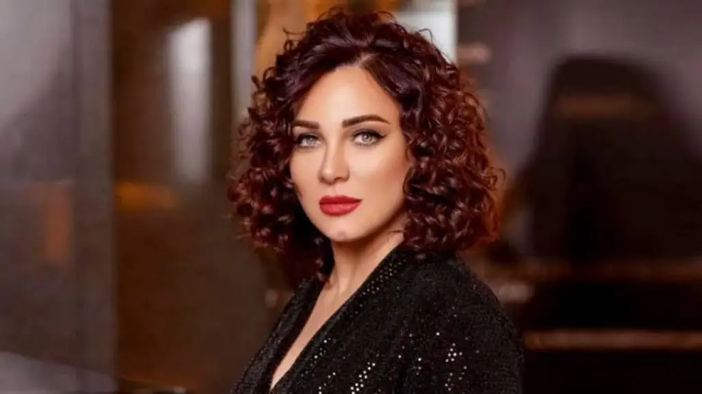 سلاف فواخرجي تحسم الجدل حول لجوئها إلى فرنسا