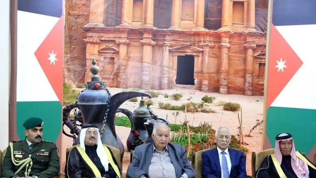 العيسوي ينقل للوزير الأسبق ارشيدات تمنيات الملك وولي العهد له بالشفاء العاجل