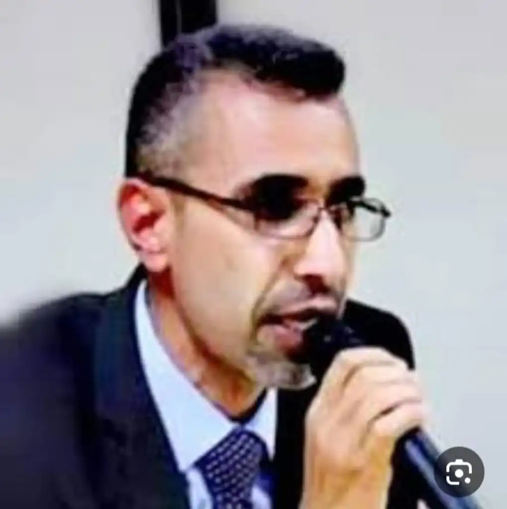 حين يتكلم الجهل بلسان الأكاديمية