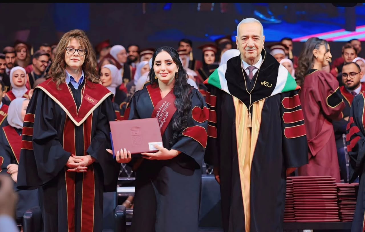 عرش التميز الأكاديمي : " المحامية إيناس الفقهاء " تُتوج بمرتبة الشرف الأولى في القانون الخاص