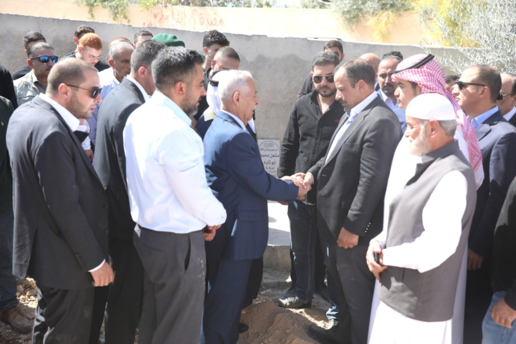 مندوبًا عن الملك وولي العهد.. العيسوي يشارك في تشييع جثمان الشاب فواز أبو تايه